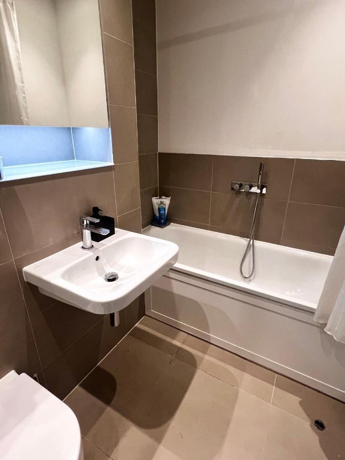 Lakeside Lux Bedroom With Parking, M4 Jct 11, Next To Train Station Reading Exterior foto